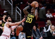 开云棋牌游戏-爵士碾压青岛队，范弗利特点燃赛场