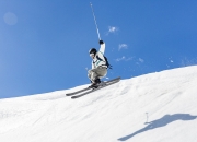 游戏试玩模拟器-赛道与球场，霍勒迪的F1首胜与勇士的防守哲学