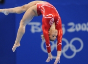 开云棋牌入口-魔笛终章奏响不屈强音，雄狮压哨绝杀撕裂红霞—足球之夜的双重史诗